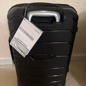 NEW WITH TAGS Samsonite FREEFORM CARRY-ON 21” SPINNER